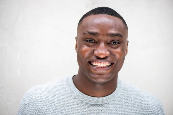 Primer Plano Retrato Hombre Afroamericano Feliz Sonriendo Por Pared Blanca —  Fotos de Stock