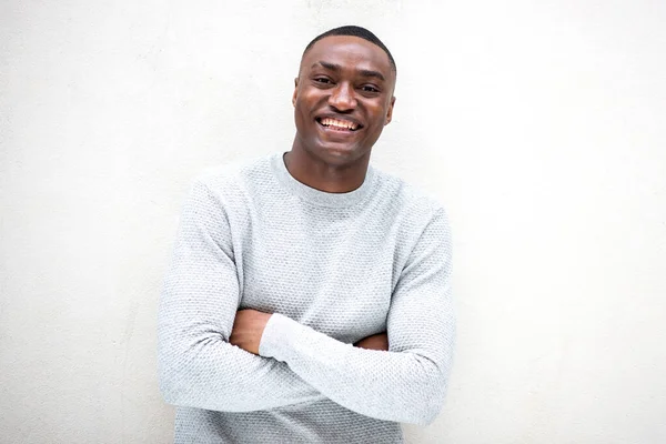 Retrato Del Hombre Afroamericano Riendo Con Los Brazos Cruzados Por —  Fotos de Stock