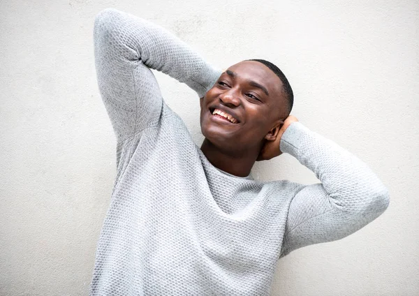 Portret Gelukkig Afro Amerikaanse Man Lachen Met Handen Achter Hoofd — Stockfoto