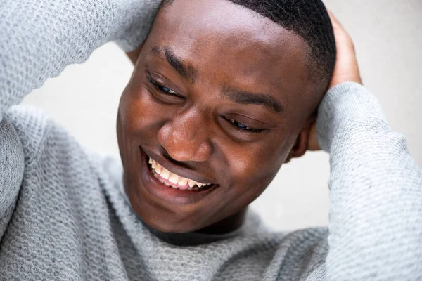 Detailní Záběr Portrét Šťastný Africký Američan Smích Rukama Hlavou — Stock fotografie