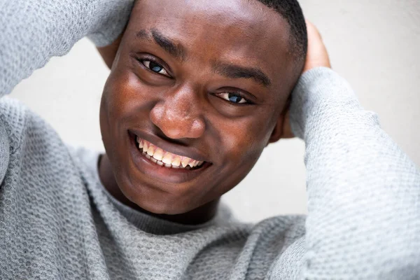 Close Portret Van Gelukkig Afro Amerikaanse Man Met Handen Achter — Stockfoto