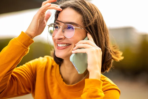 Close Retrato Alegre Jovem Com Óculos Usando Celular Fora — Fotografia de Stock