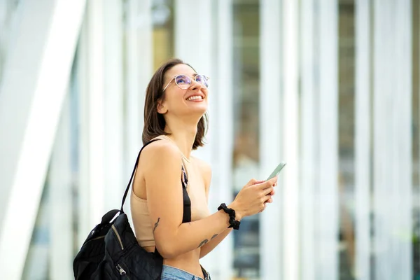 Portrét Usmívající Mladé Bělošky Kráčející Ven Taškou Telefonem Vzhlížející — Stock fotografie