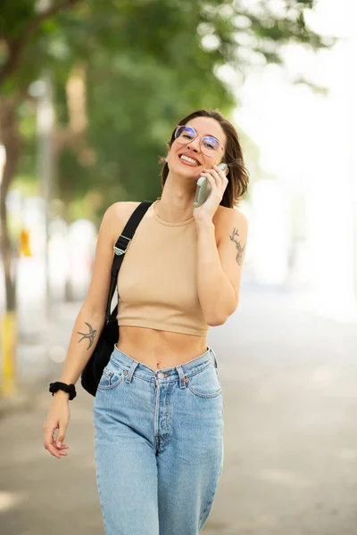 Retrato Una Mujer Joven Bonita Usando Teléfono Celular Mientras Paseaba —  Fotos de Stock