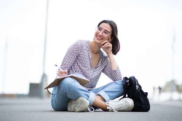 Ritratto Bella Giovane Donna Seduta Fuori Guardare Sorridere Mentre Prende — Foto Stock