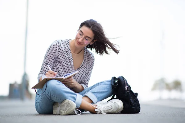 Portrait Jeune Femme Assise Dehors Écrivant Des Notes Dans Livre — Photo