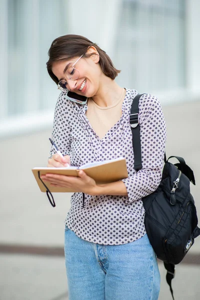 Retrato Mujer Joven Feliz Con Bolso Pie Fuera Escribiendo Libro — Foto de Stock