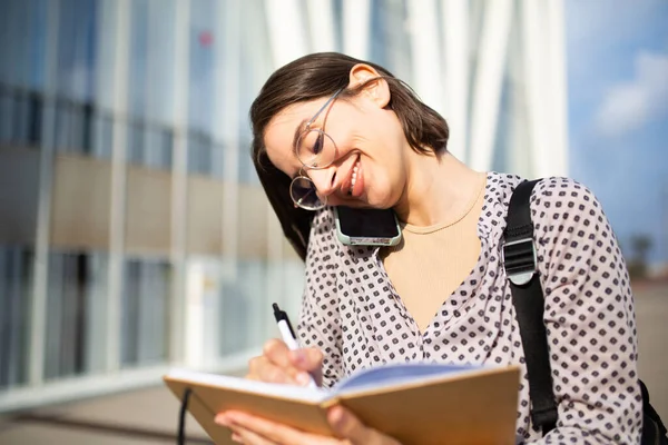 Close Portret Van Mooie Jonge Vrouw Schrijven Boek Praten Mobiele — Stockfoto