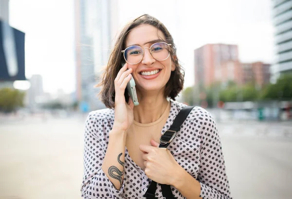 Retrato Bela Jovem Andando Fora Falando Celular Sorrindo — Fotografia de Stock