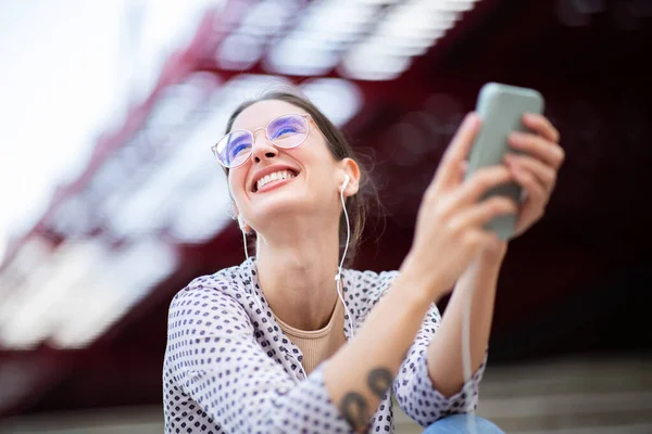 Feche Retrato Uma Jovem Bonita Sentada Lado Fora Usando Fones — Fotografia de Stock