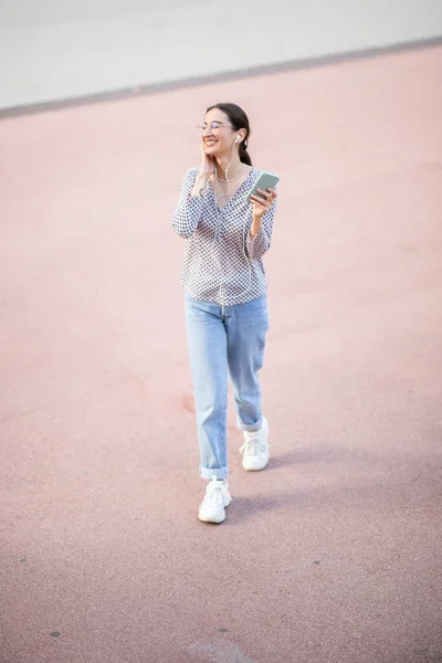 Retrato Completo Mujer Joven Con Auriculares Caminando Afuera Escuchando Música —  Fotos de Stock