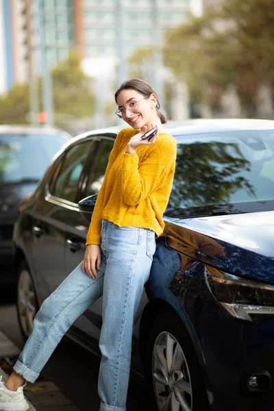 Portrait Jeune Femme Heureuse Debout Près Nouvelle Voiture Avec Des — Photo