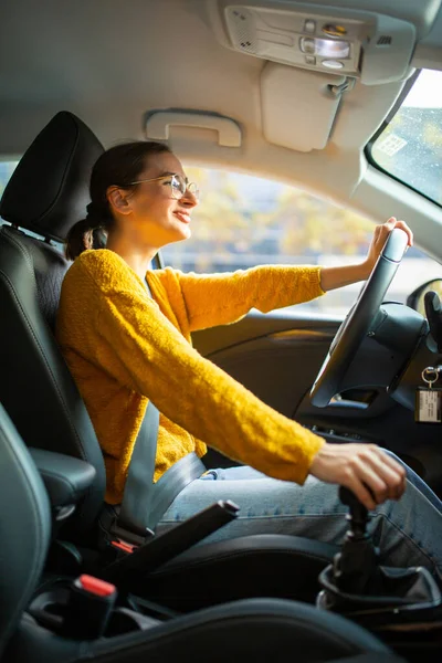 Ritratto Laterale Della Giovane Donna Caucasica Che Guida Auto Città — Foto Stock