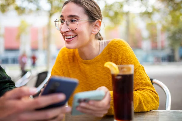 Retrato Uma Jovem Sorridente Sentada Com Amigo Café Livre Usando — Fotografia de Stock