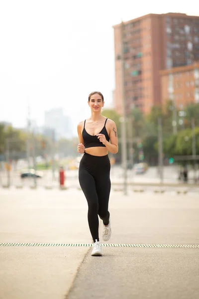 Formda Spor Elbiseli Genç Bir Kadının Tüm Vücudu Dikey Olarak — Stok fotoğraf