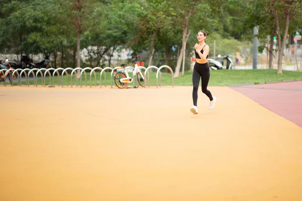 Ganzkörperporträt Einer Gesunden Jungen Frau Sportbekleidung Beim Morgenlauf Park — Stockfoto