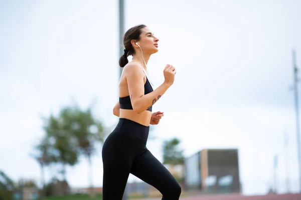 Side Porträtt Fitness Kvinna Bär Hörlurar Gör Kör Träning Utanför — Stockfoto