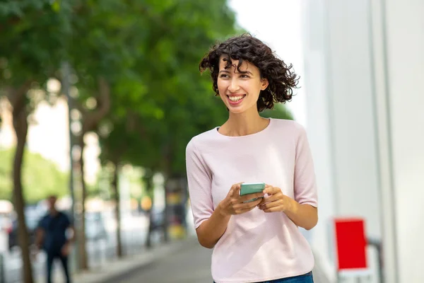 Vrolijke Jonge Vrouw Kijken Weg Tijdens Het Gebruik Van Mobiele — Stockfoto