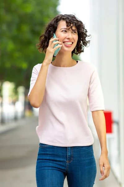 Joyeux Jeune Femme Parlant Aide Téléphone Mobile Plein Air Ville — Photo