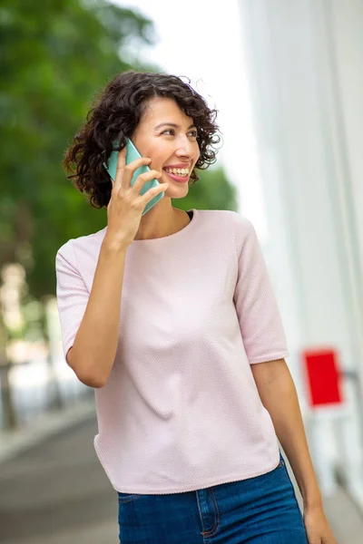 Glad Ung Kvinna Pratar Med Hjälp Smarttelefon Utomhus Staden — Stockfoto