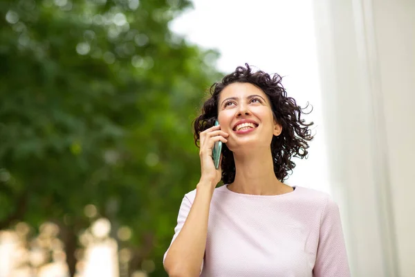 Sorrindo Jovem Mulher Olhando Para Cima Enquanto Fala Telefone Celular — Fotografia de Stock