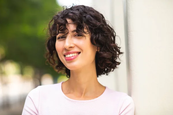 Retrato Mujer Joven Atractiva Sonriente Con Pelo Rizado Corto Aire — Foto de Stock