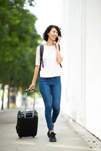 Gelukkig Vrouw Trekken Rollende Koffer Terwijl Praten Mobiele Telefoon Stad — Stockfoto