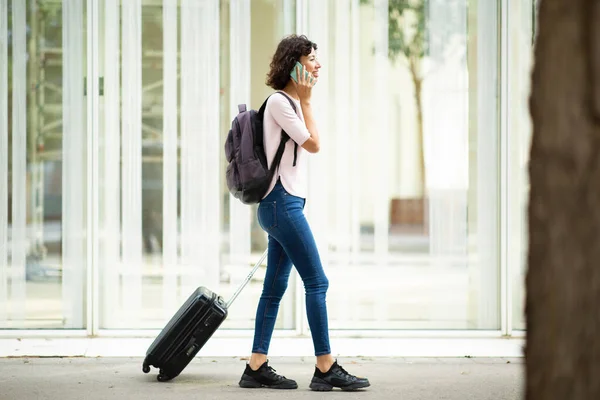 Profil Einer Reisenden Die Rollkoffer Zieht Und Rucksack Trägt Während — Stockfoto