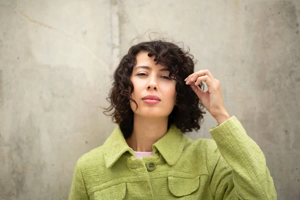 Porträt Einer Stilvollen Jungen Frau Warmer Jacke Mit Lockigem Haar — Stockfoto