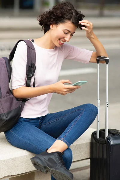 Boldog Női Utazó Üzenetküldés Mobiltelefonnal Miközben Szabadban Csomagokkal — Stock Fotó