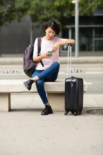 Vrouwelijke Reiziger Messaging Met Behulp Van Smartphone Terwijl Buiten Zitten — Stockfoto