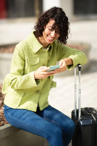 Ελκυστική Γυναικεία Μηνύματα Ταξιδιώτη Χρησιμοποιώντας Κινητό Τηλέφωνο Ενώ Κάθεται Εξωτερικούς — Φωτογραφία Αρχείου