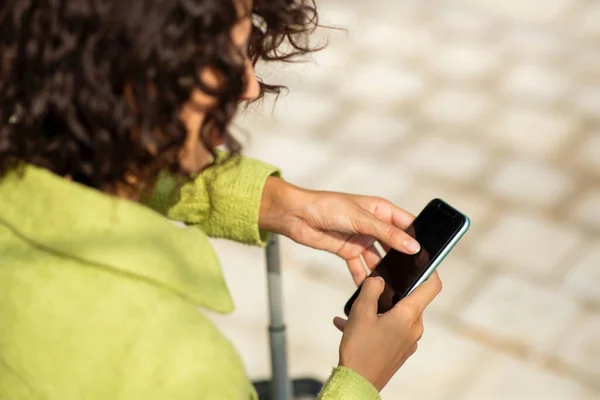 Viajante Feminino Inclinado Alça Mala Mensagens Usando Telefone Inteligente Livre — Fotografia de Stock