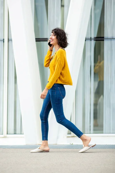 Arabo Donna Avendo Divertente Parlare Cellulare Mentre Piedi All Aperto — Foto Stock