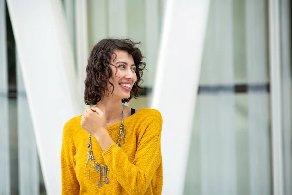 Kısa Saçlı Hatıra Kolyeli Mutlu Bir Arap Kadın Şehre Bakıyor — Stok fotoğraf