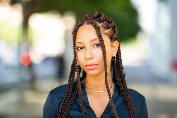 Close Retrato Confiante Jovem Afro Americano Feminino Com Penteado Trançado — Fotografia de Stock