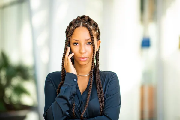 Nahaufnahme Porträt Einer Stilvollen Jungen Schwarzen Frau Mit Geflochtenen Haaren — Stockfoto