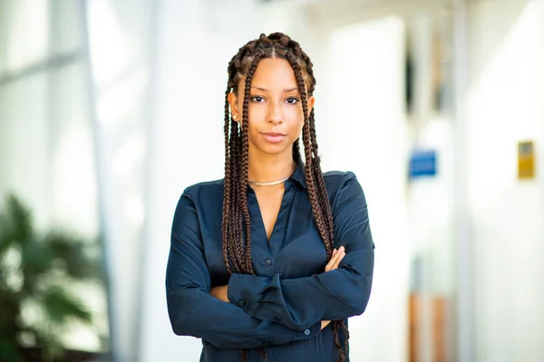 Nahaufnahme Porträt Einer Selbstbewussten Jungen Schwarzen Frau Mit Geflochtenem Haar — Stockfoto
