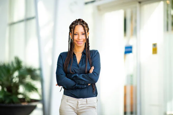 Retrato Sorrindo Jovem Mulher Negra Livre Com Braços Cruzados Olhando — Fotografia de Stock