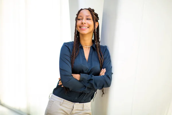 Retrato Una Joven Negra Feliz Con Pelo Trenzado Apoyado Una —  Fotos de Stock