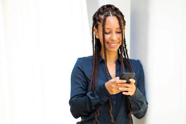 Portrait Pretty Young Black Woman Using Mobile Phone Smiling — Stock Photo, Image