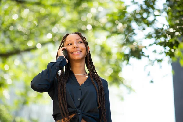 Porträt Einer Hübschen Jungen Afrikanisch Amerikanischen Frau Mit Geflochtener Frisur — Stockfoto