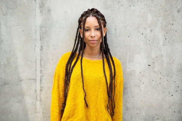 Porträtt Vacker Snygg Ung Afrikansk Kvinna Poserar Framför Ytterväggen — Stockfoto