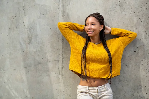 Retrato Jovem Mulher Negra Elegante Posando Por Uma Parede Cinza — Fotografia de Stock