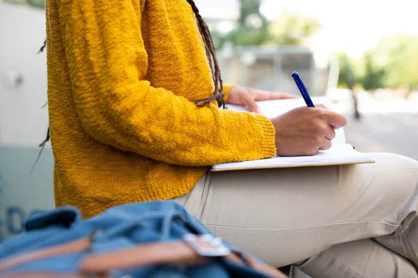 Retrato Cerca Una Estudiante Africana Sentada Afuera Escribiendo Libro —  Fotos de Stock