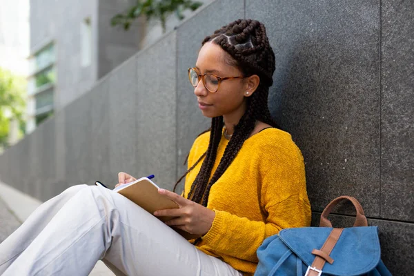 Retrato Jovem Estudante Afro Americana Sentada Lado Fora Escrevendo Livro — Fotografia de Stock