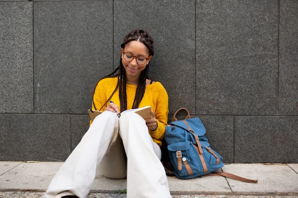 Retrato Una Joven Estudiante Afroamericana Sonriente Sentada Afuera Con Una —  Fotos de Stock