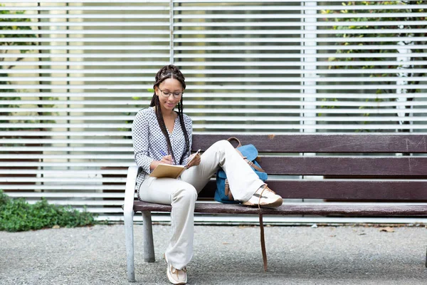 Retrato Una Hermosa Mujer Africana Relajándose Banco Afuera Tomando Notas — Foto de Stock