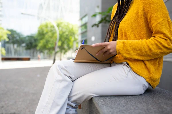 Primer Plano Retrato Niña Sentada Fuera Estudiando Con Pluma Libro — Foto de Stock