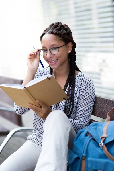 Retrato Una Joven Afroamericana Con Gafas Sentada Banco Escribiendo Libro —  Fotos de Stock